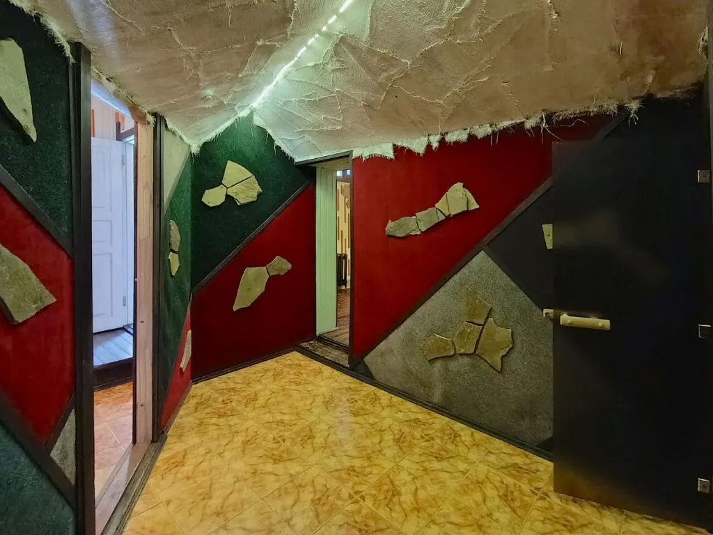 Современная стена с декоративными элементами и яркими цветами, созданная для уютного отдыха и расслабления в ART-отеле в Подмосковье.